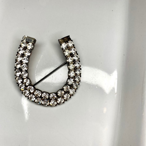 Vintage Rhinestone Horseshoe Brooch 🐴 💎 - Picture 7 of 9